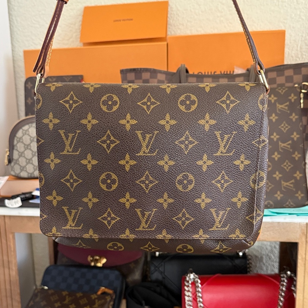 Louis Vuitton Musette Tango - Picture 2 of 8